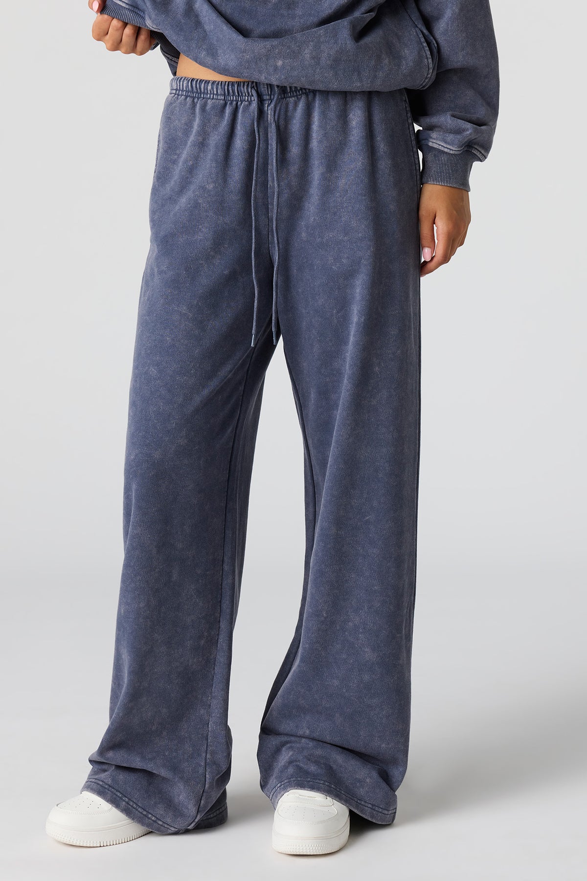 Vue alternative 2. Pantalon d'entraînement à jambe large en molleton de luxe délavé