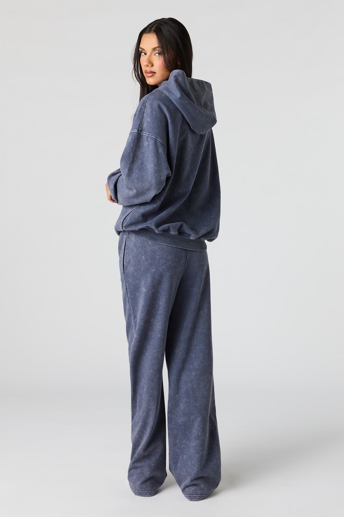 Vue alternative 3. Pantalon d'entraînement à jambe large en molleton de luxe délavé