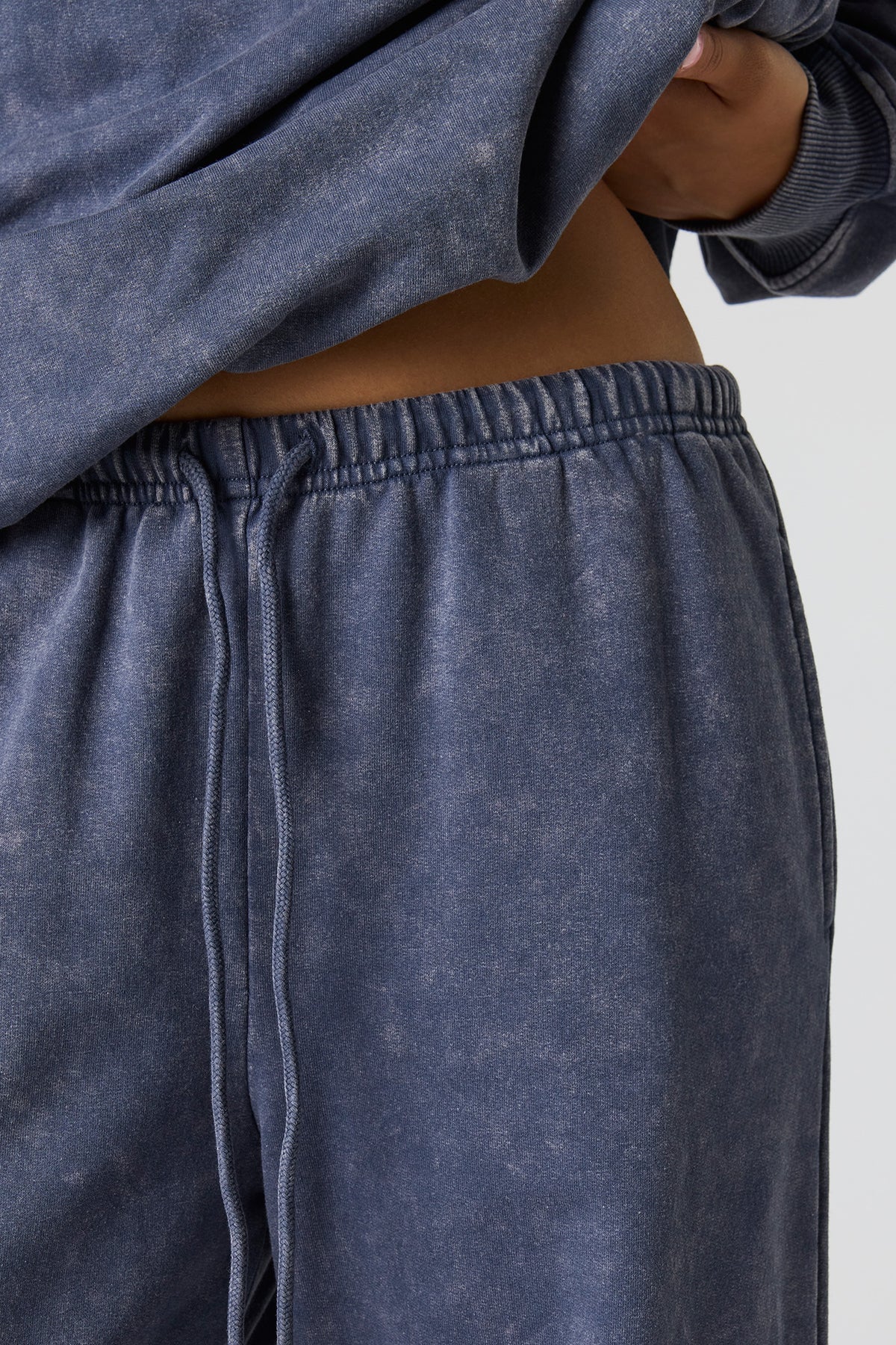 Vue alternative 4. Pantalon d'entraînement à jambe large en molleton de luxe délavé