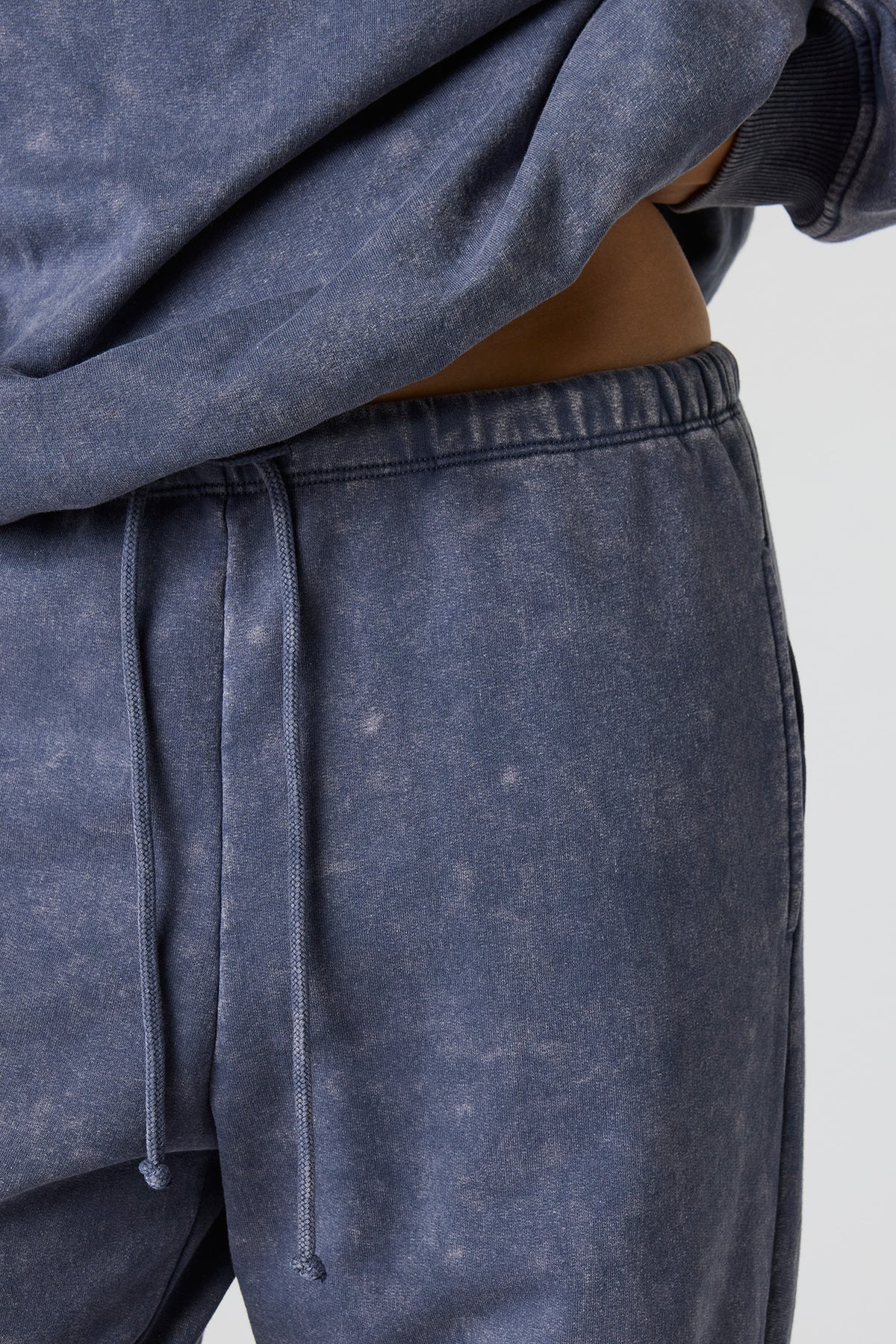 Vue alternative 4. Jogger délavé à taille basse en molleton de luxe