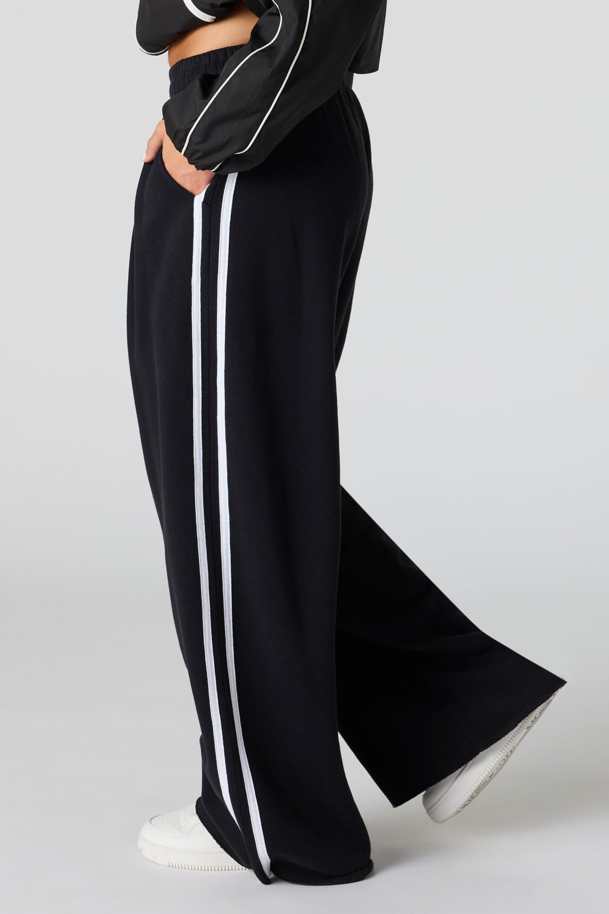 Vue alternative 4. Pantalon d'entraînement ultrabaggy en molleton de luxe rayé