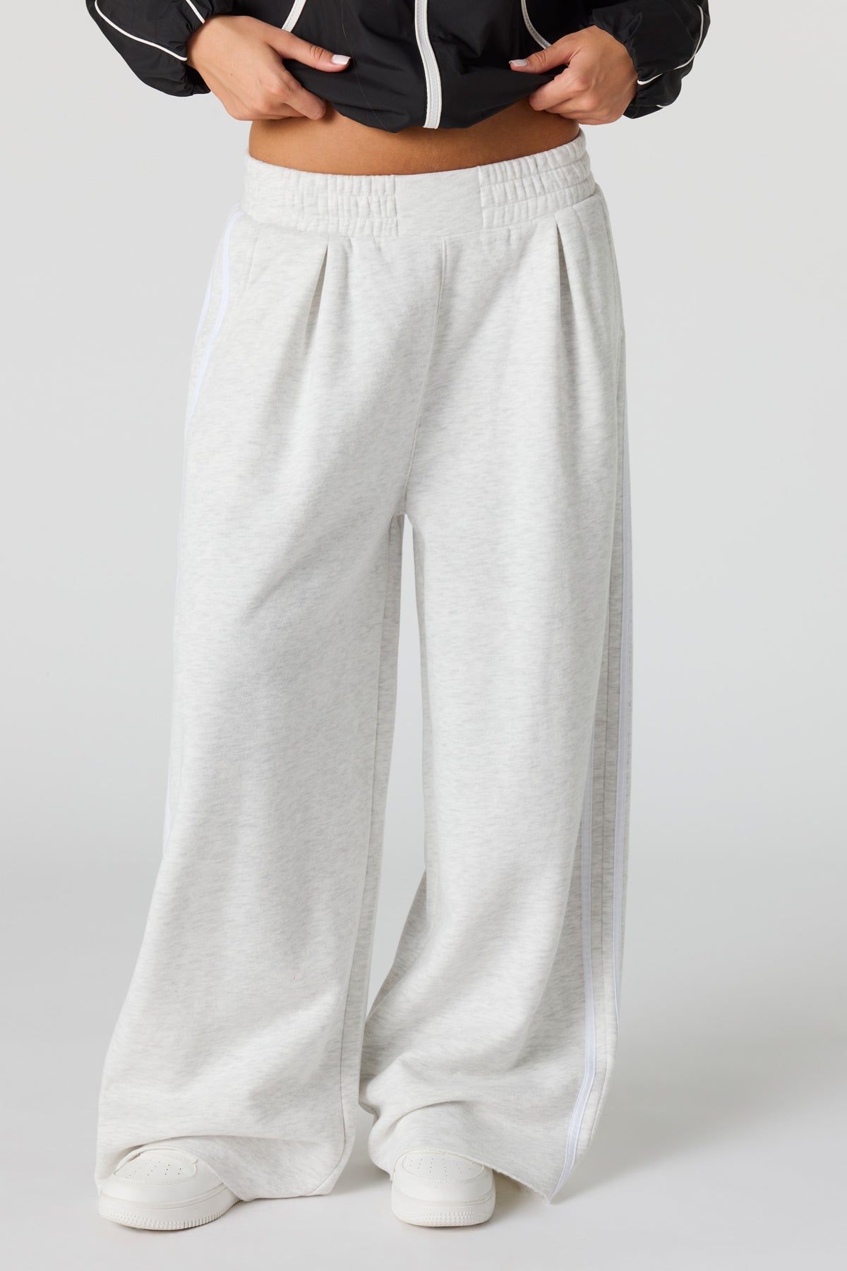 Vue alternative 2. Pantalon d'entraînement ultrabaggy en molleton de luxe rayé