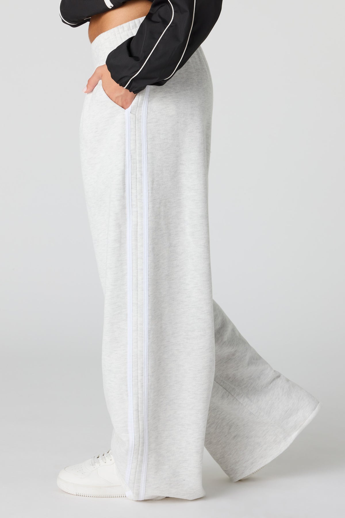 Vue alternative 4. Pantalon d'entraînement ultrabaggy en molleton de luxe rayé