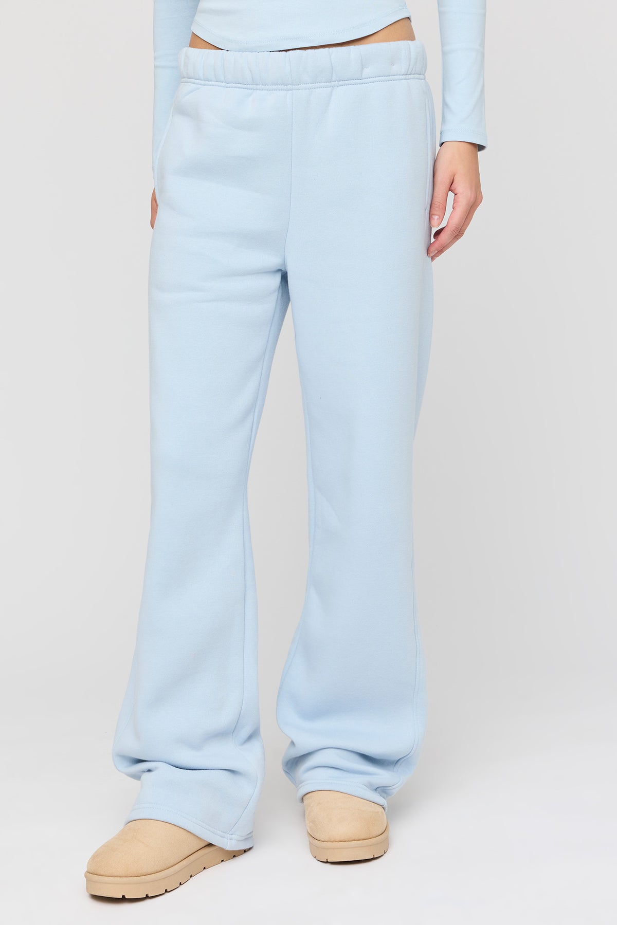 Alt View 2. Luxe Fleece Baggy Sweatpant - Light Blue