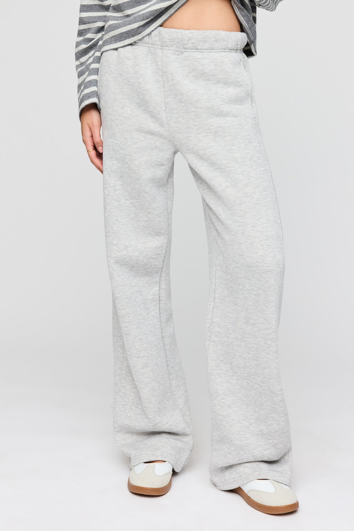 Alt View 2. Luxe Fleece Baggy Sweatpant - Heather Grey