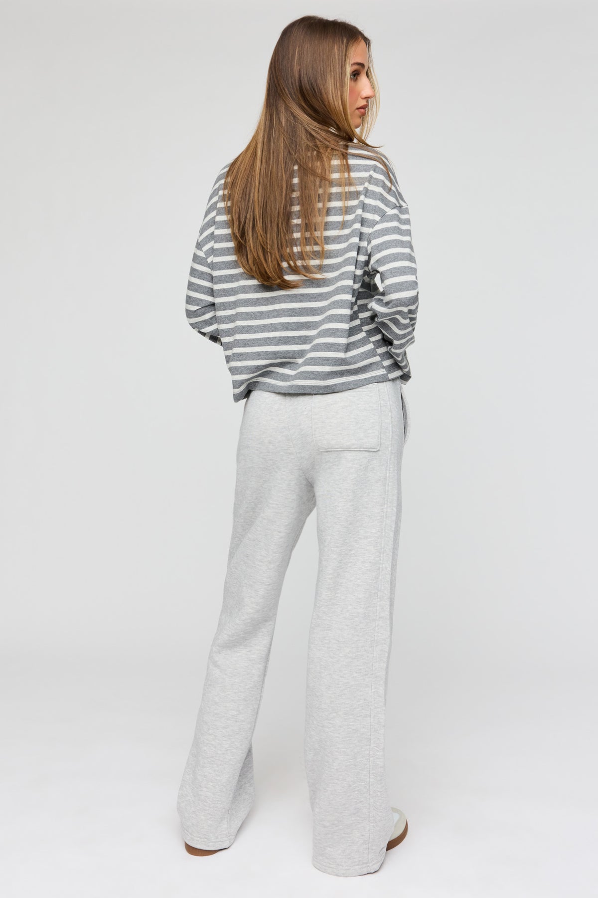 Alt View 3. Luxe Fleece Baggy Sweatpant - Heather Grey
