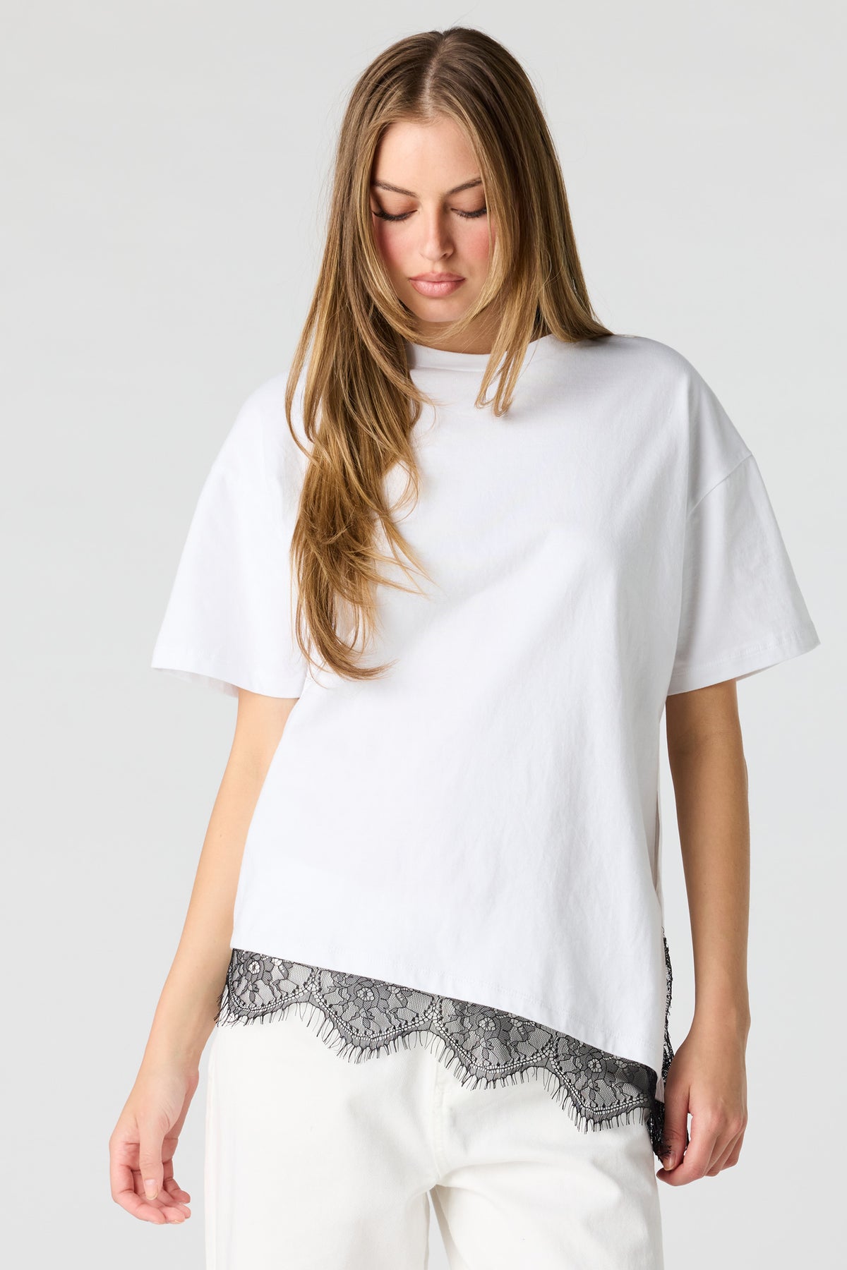 T-shirt carré en coton lourd de luxe avec liséré de dentelle