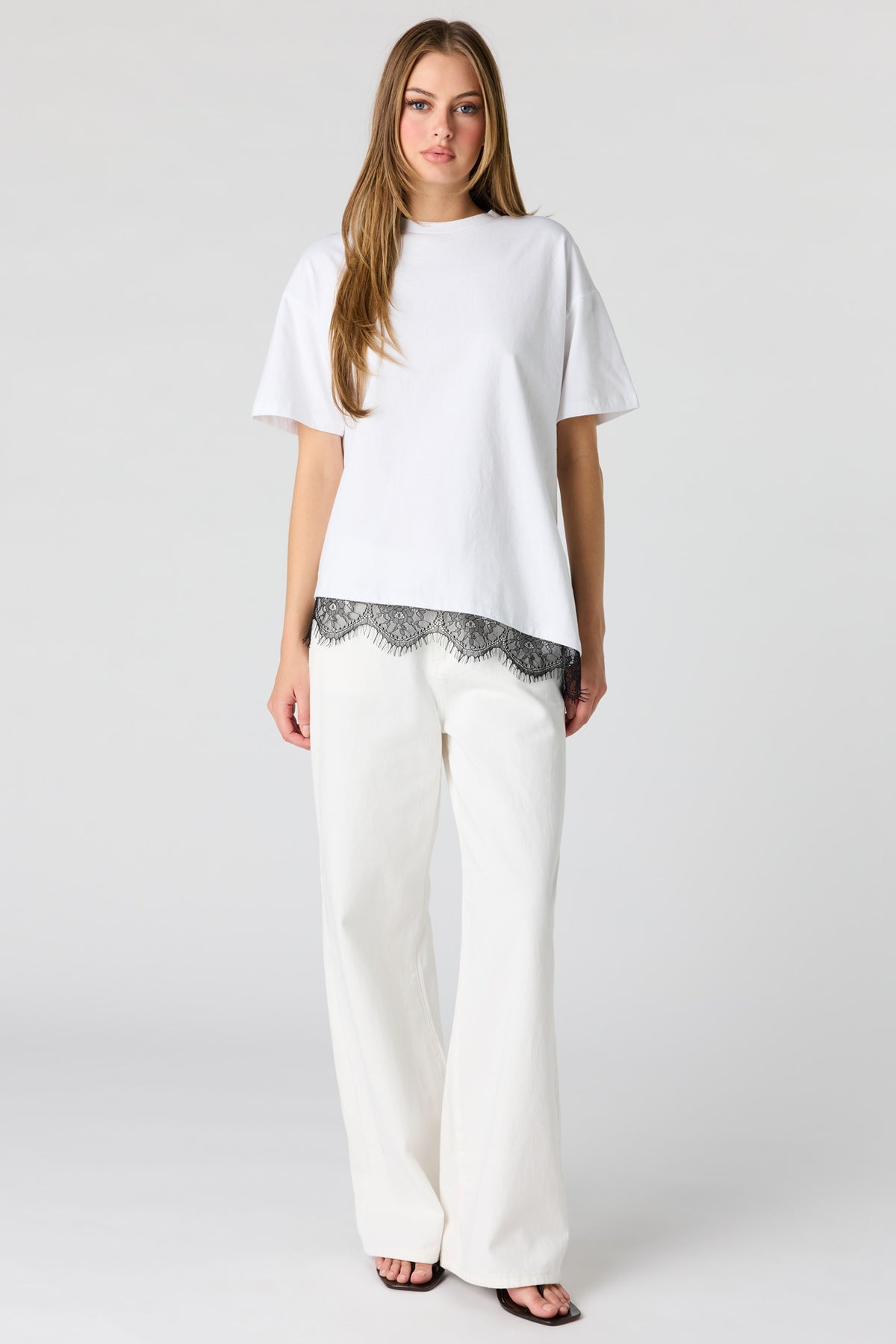 Vue alternative 3. T-shirt carré en coton lourd de luxe avec liséré de dentelle