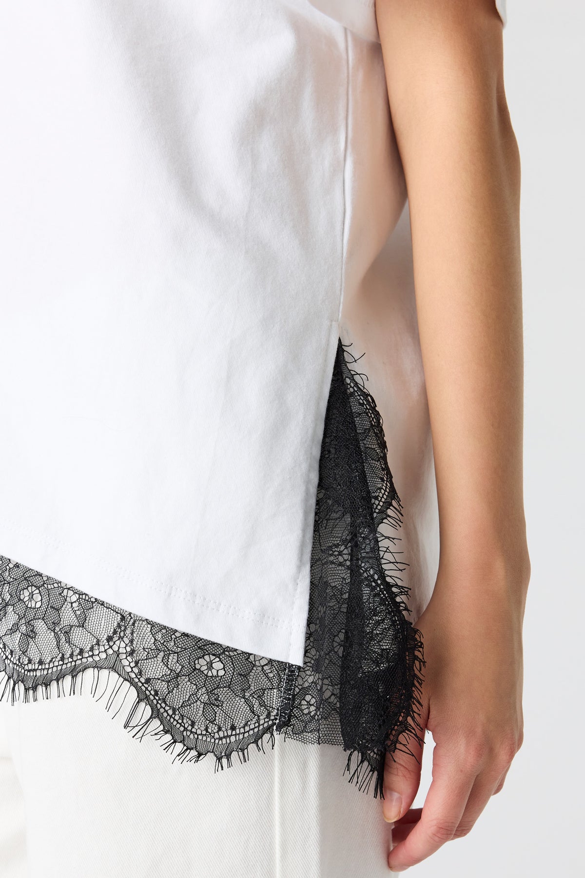Vue alternative 4. T-shirt carré en coton lourd de luxe avec liséré de dentelle