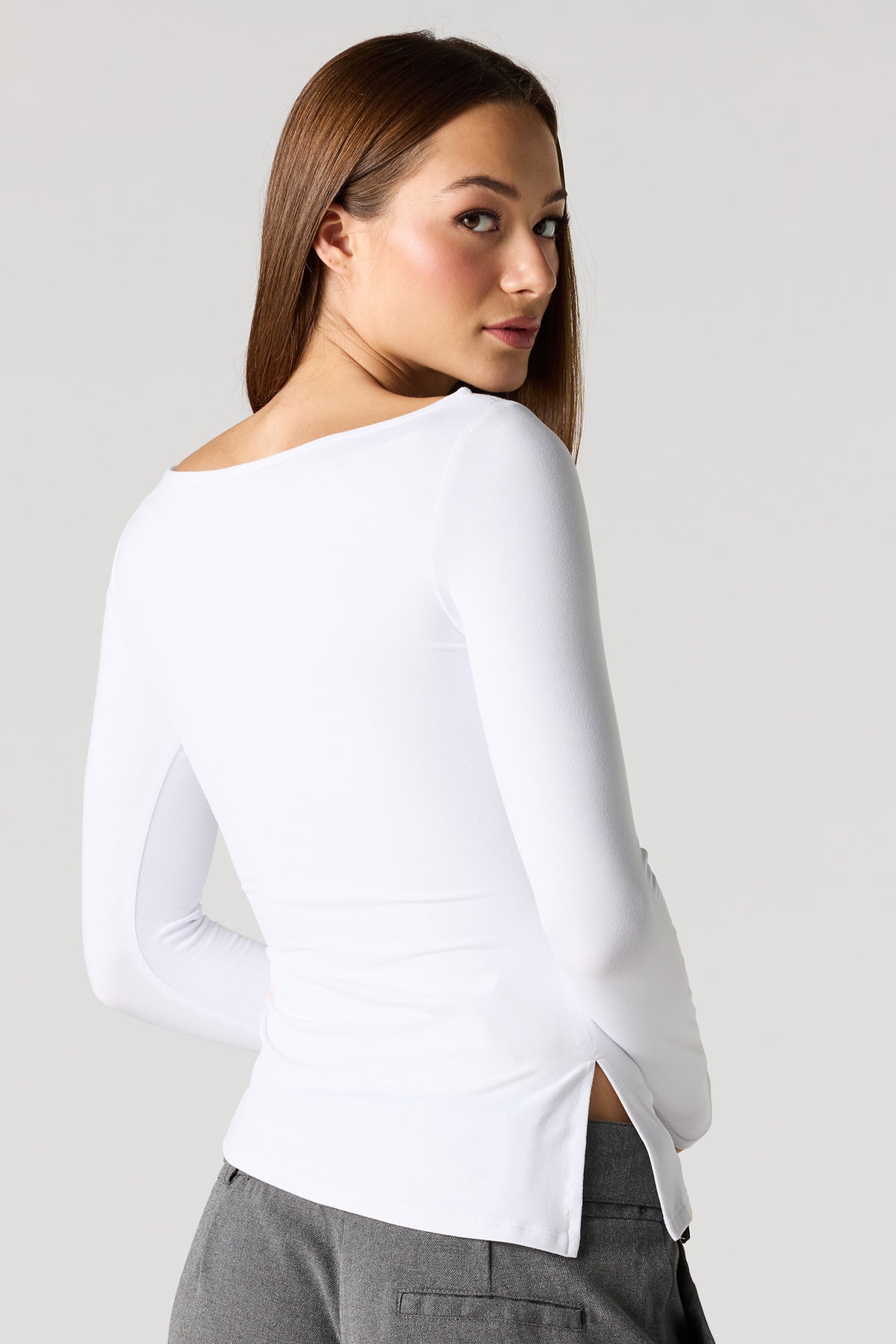 Vue alternative 2. Haut asymétrique profilé à col bateau en tissu lourd de luxe