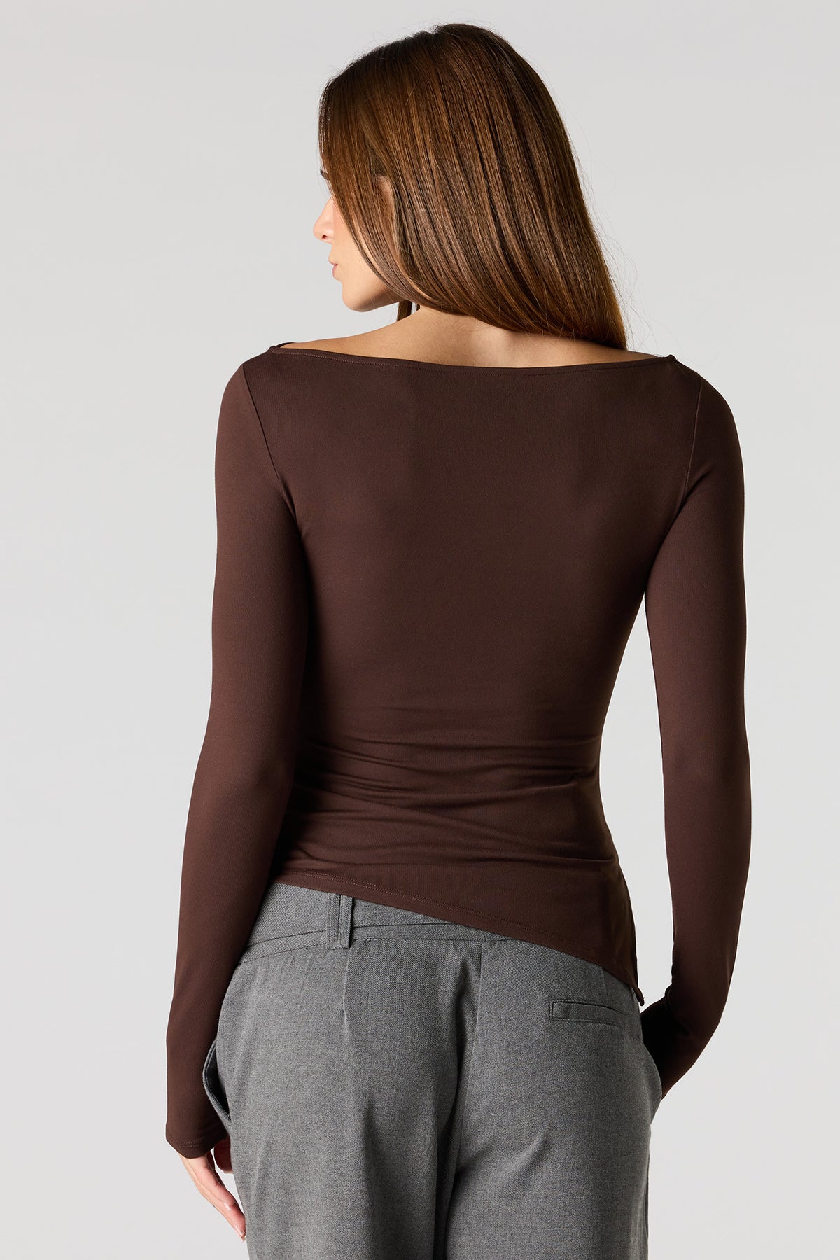 Vue alternative 2. Haut asymétrique profilé à col bateau en tissu lourd de luxe