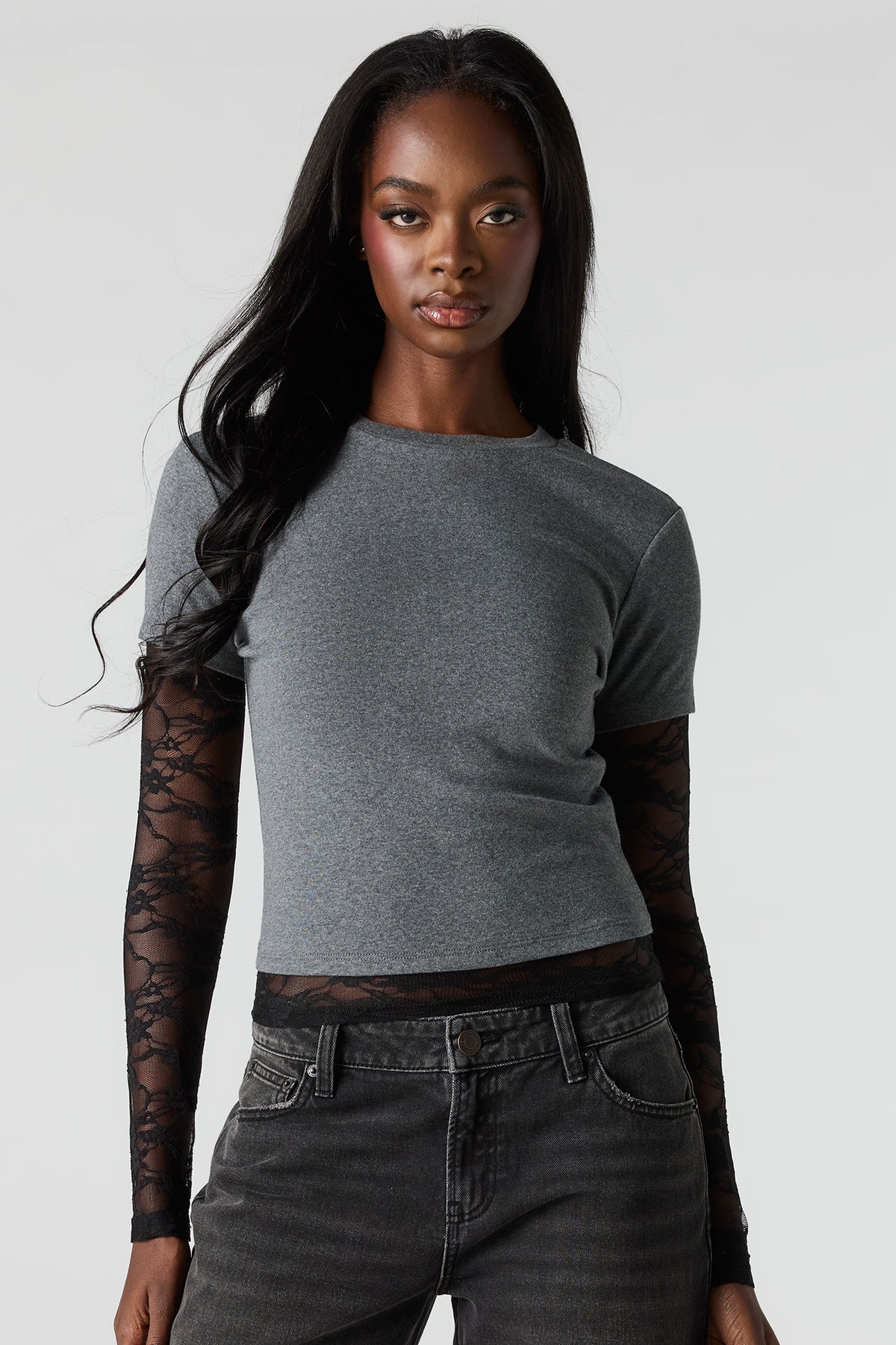Haut à manches longues en dentelle et t-shirt superposés