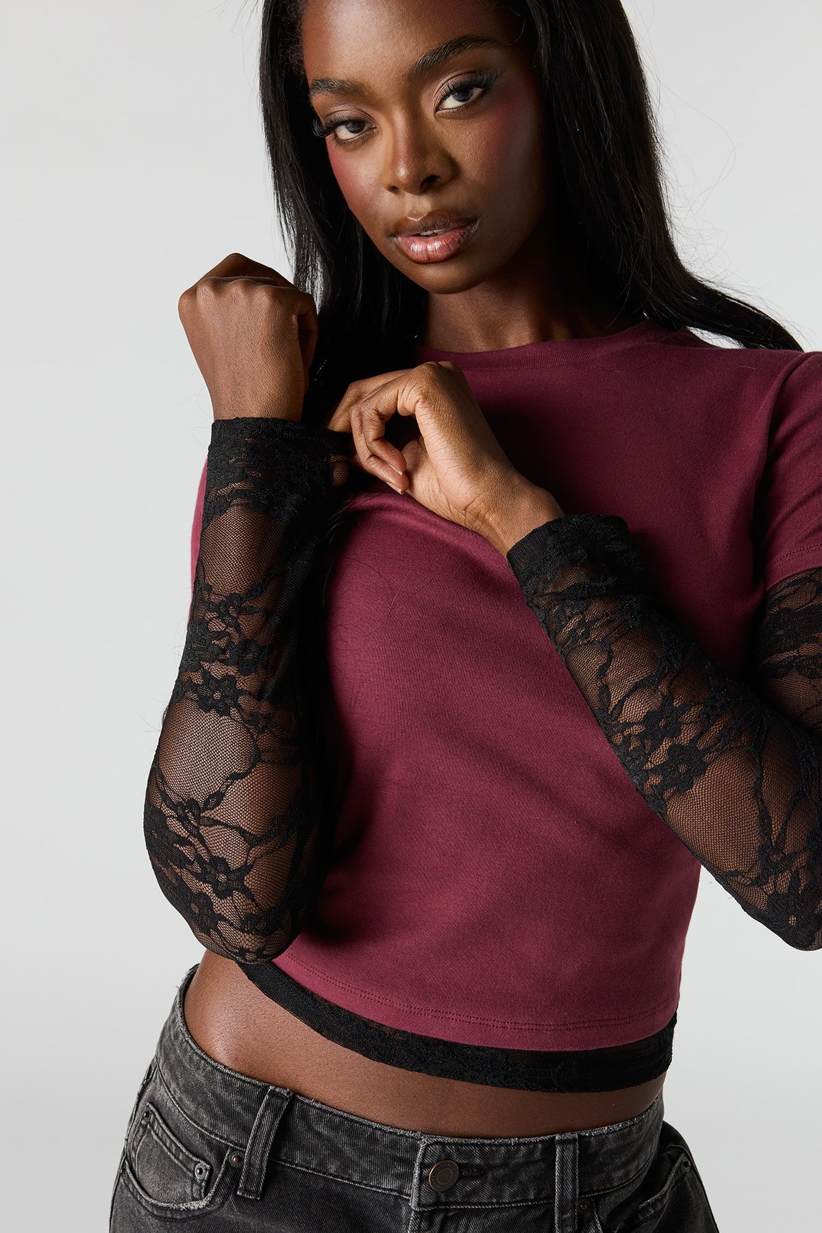 Vue alternative 4. Haut à manches longues en dentelle et t-shirt superposés