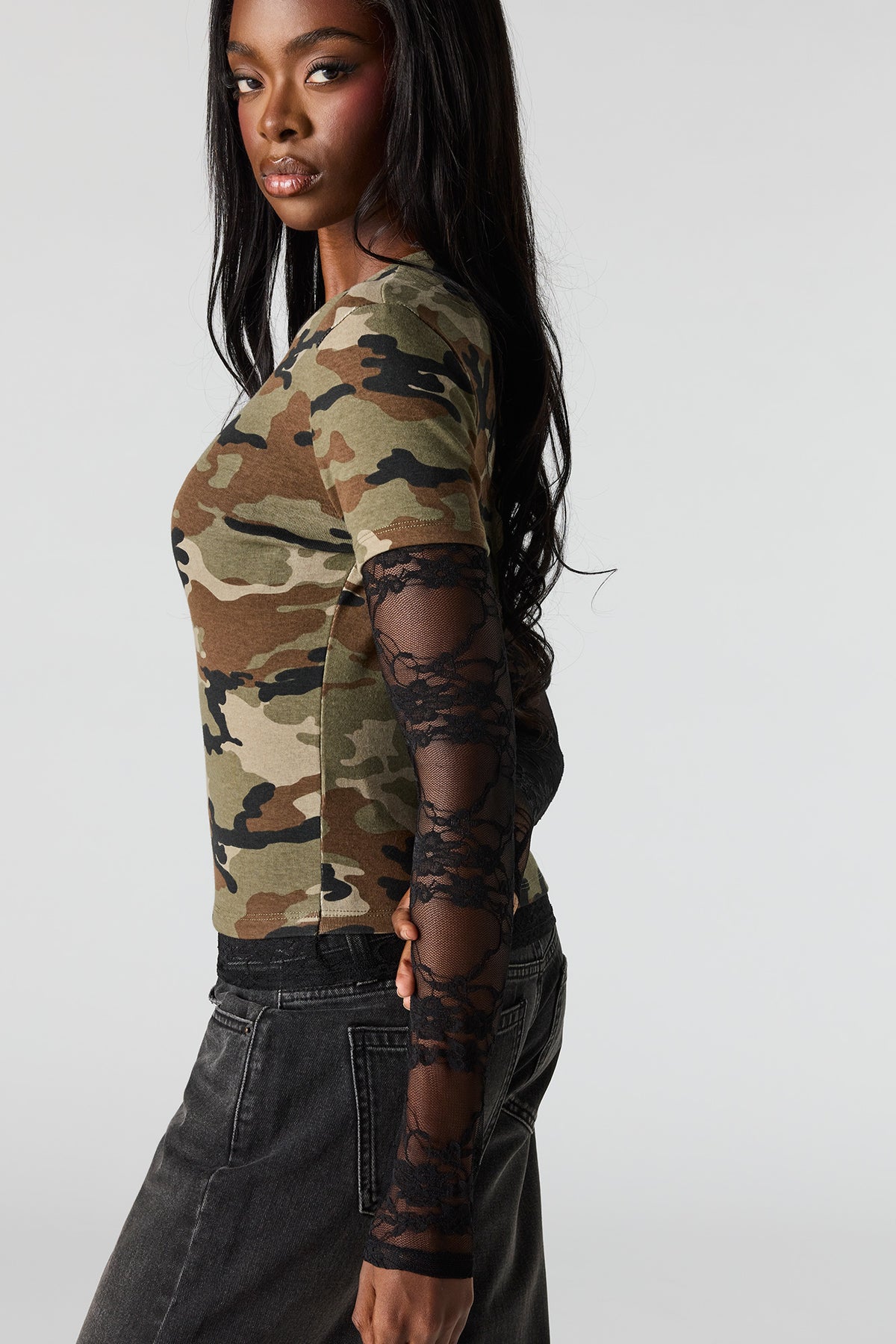 Vue alternative 4. Haut à manches longues en dentelle et t-shirt superposés