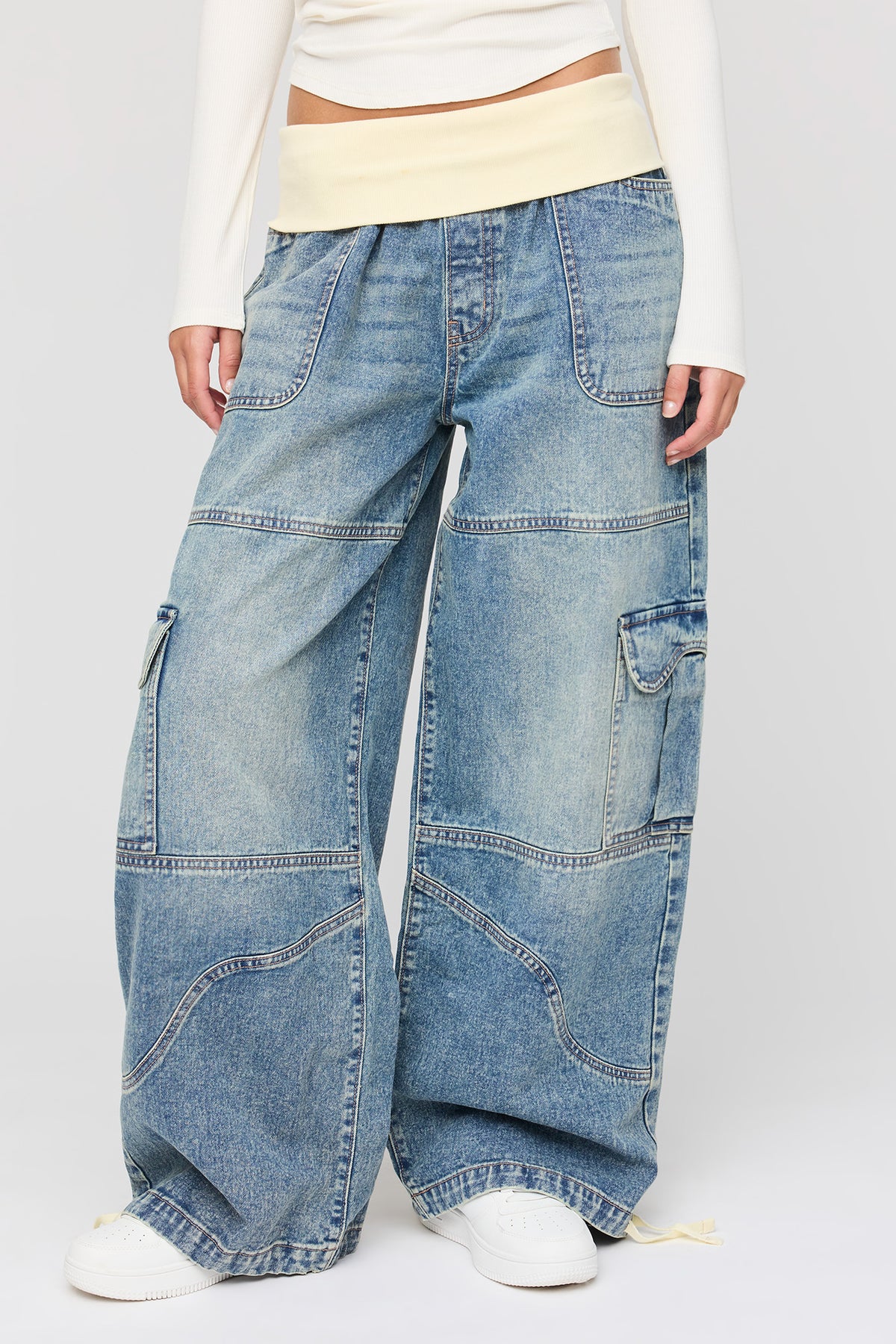 Vue alternative 2. Jean cargo ultrabaggy à taille repliée