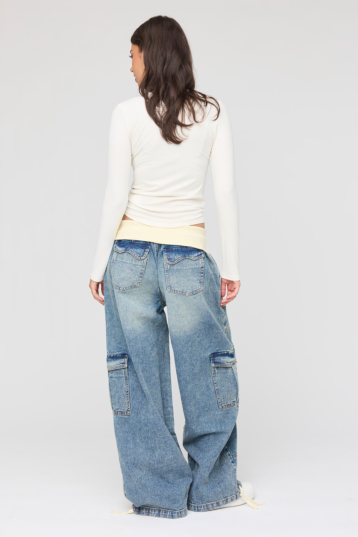 Vue alternative 3. Jean cargo ultrabaggy à taille repliée