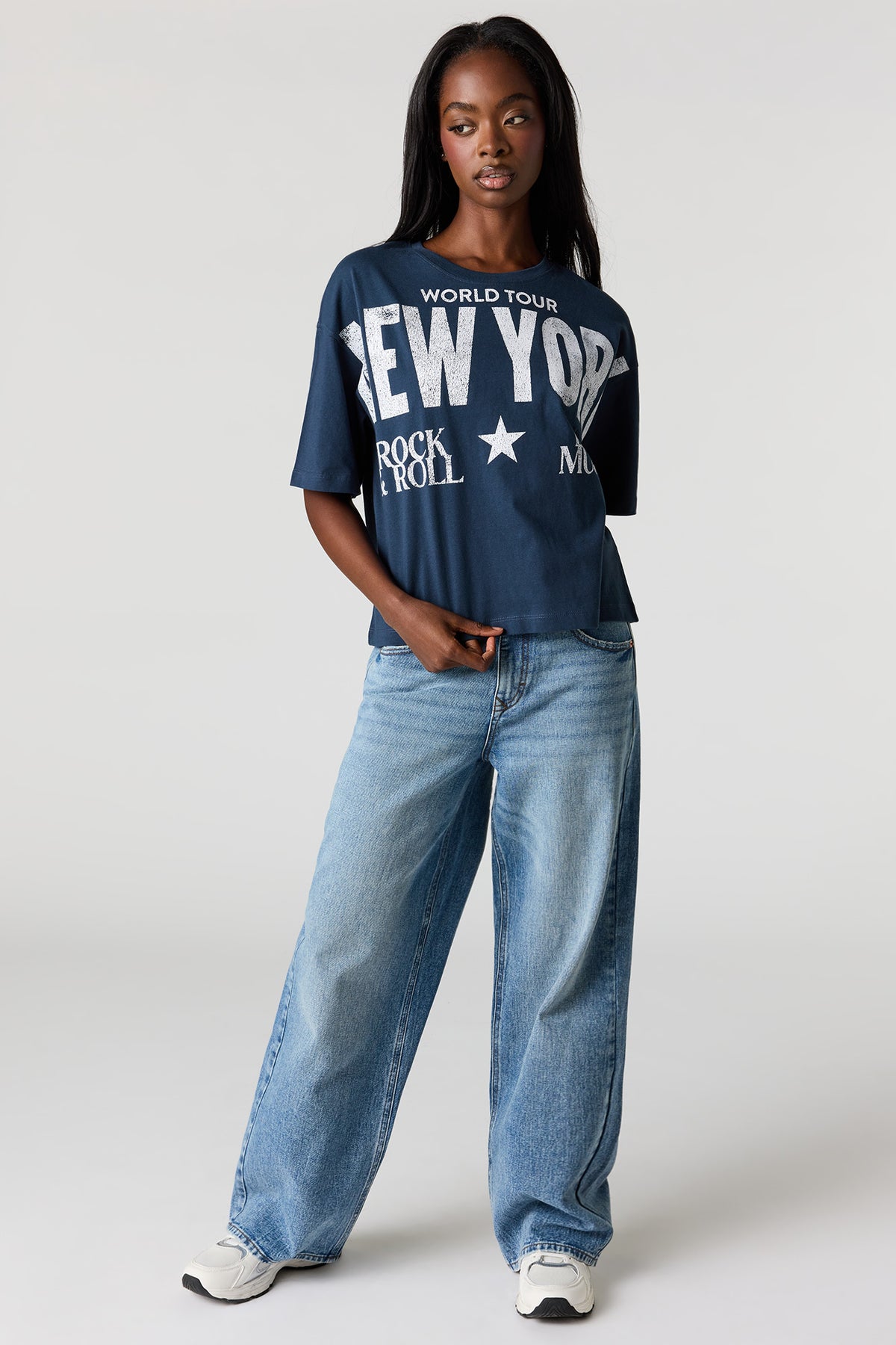 Jean méga baggy à taille basse avec motif brodé
