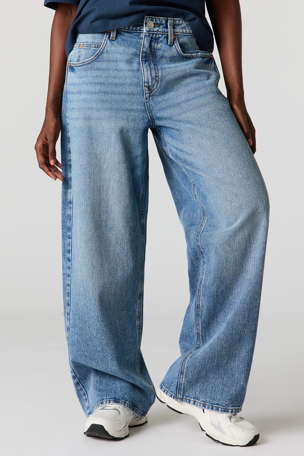 Vue alternative 2. Jean méga baggy à taille basse avec motif brodé