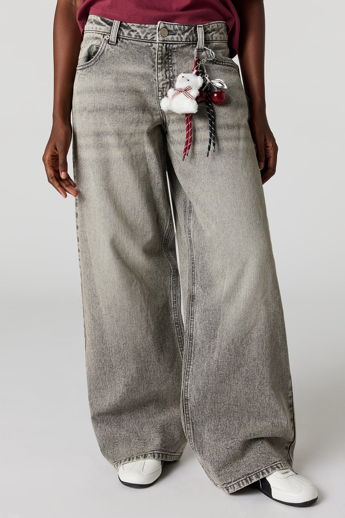 Vue alternative 2. Jean super baggy London à taille basse avec porte-clés