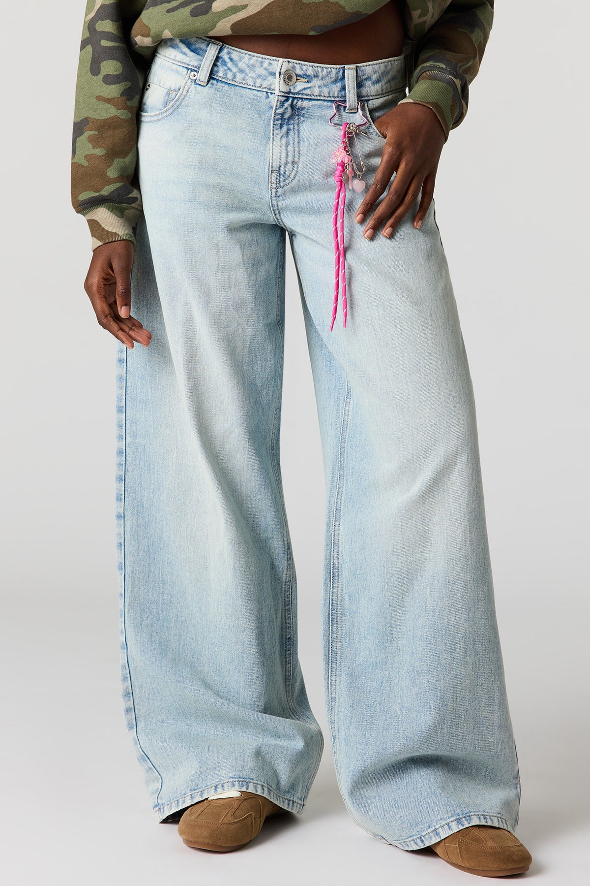 Vue alternative 2. Jean super baggy London à taille basse avec porte-clés