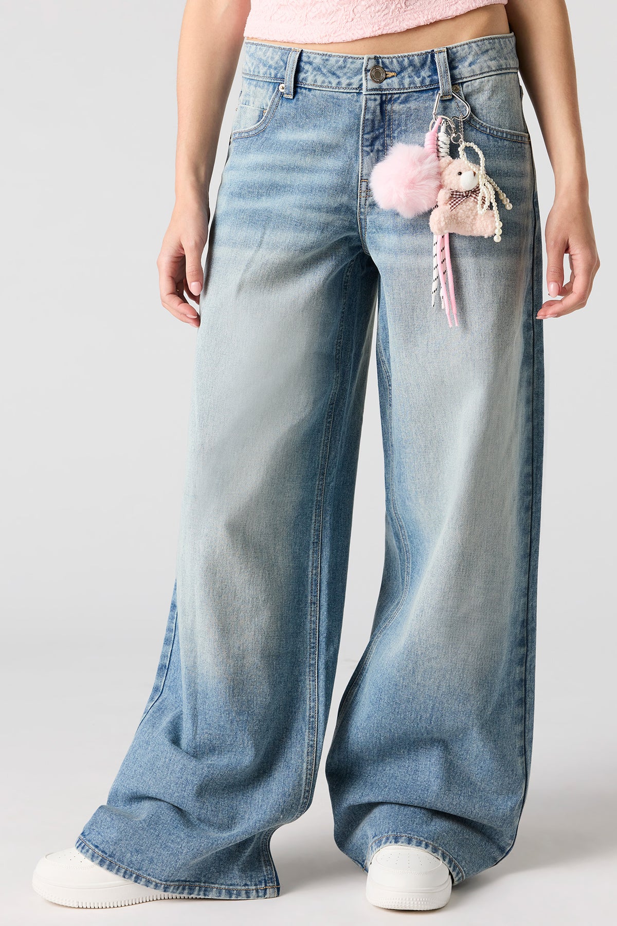 Vue alternative 2. Jean super baggy London à taille basse avec porte-clés