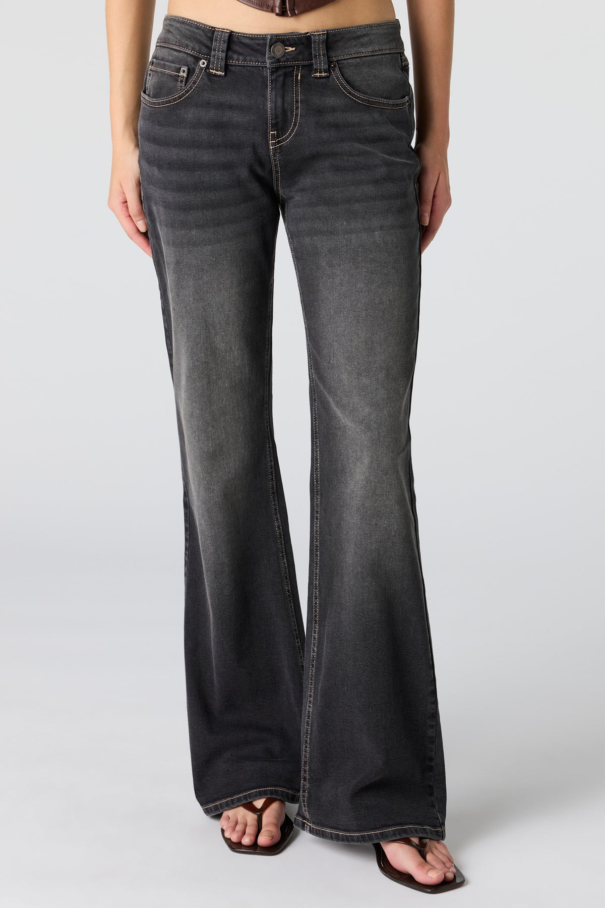 Vue alternative 2. Jean baggy à jambe évasée et taille basse