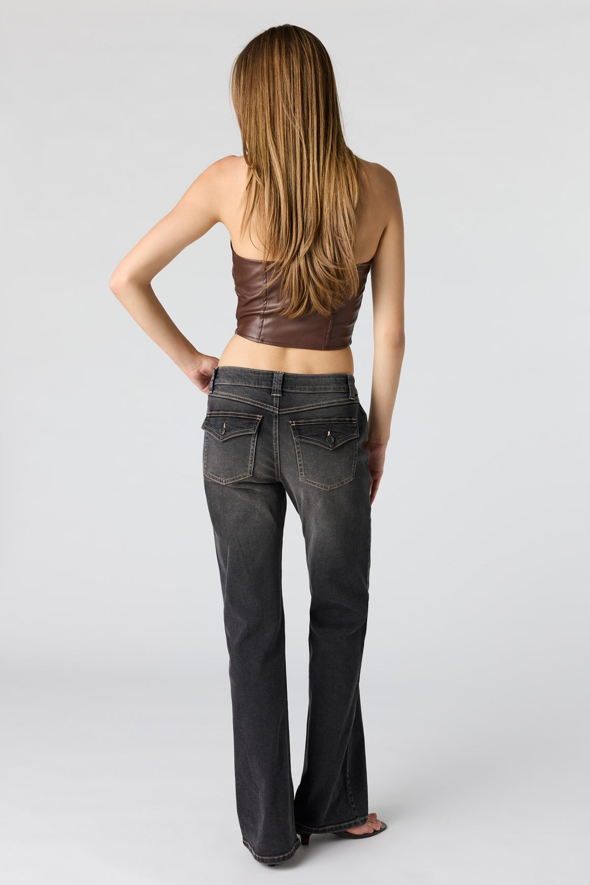 Vue alternative 3. Jean baggy à jambe évasée et taille basse