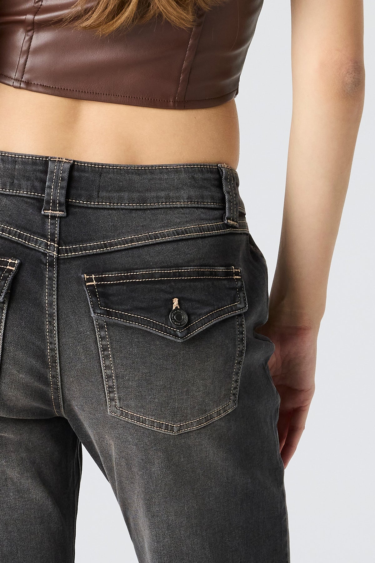 Vue alternative 4. Jean baggy à jambe évasée et taille basse
