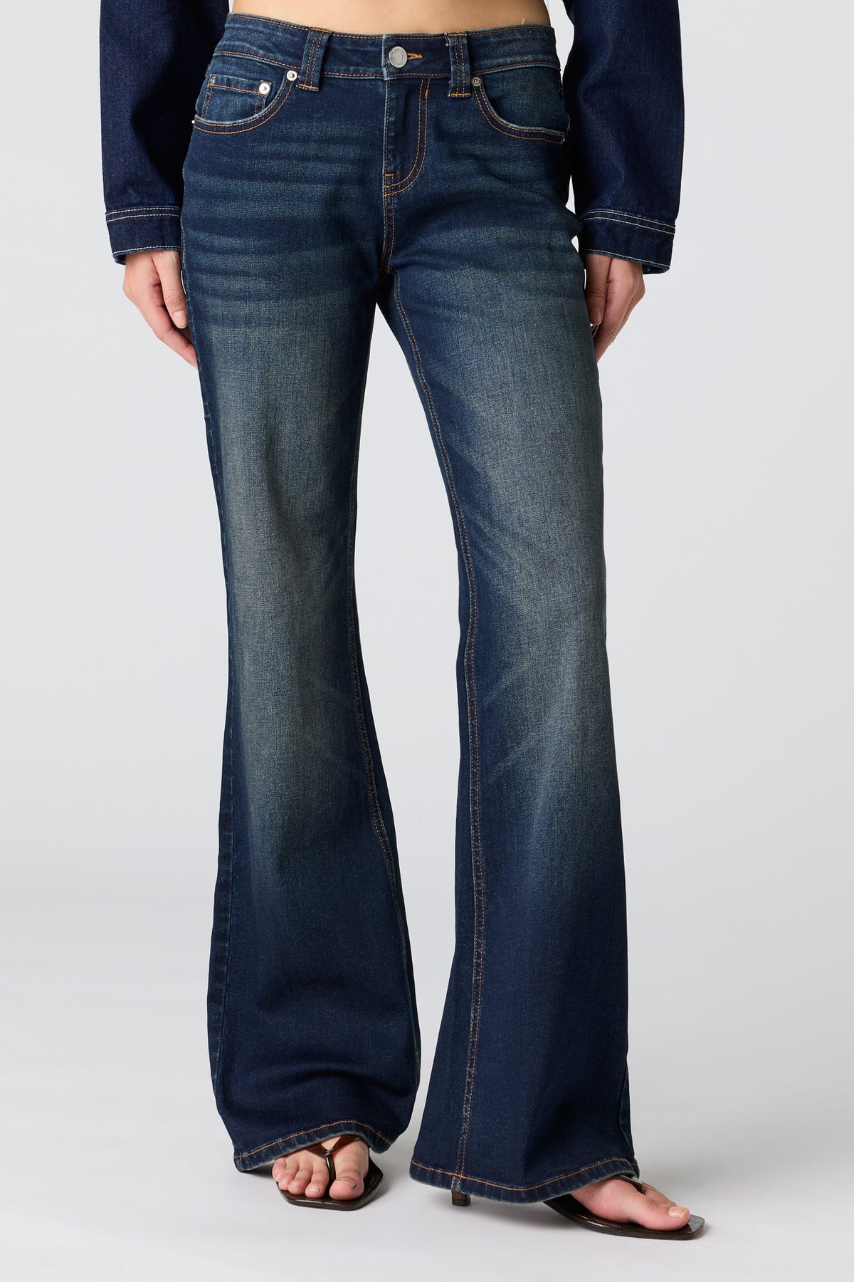 Vue alternative 2. Jean baggy à jambe évasée et taille basse