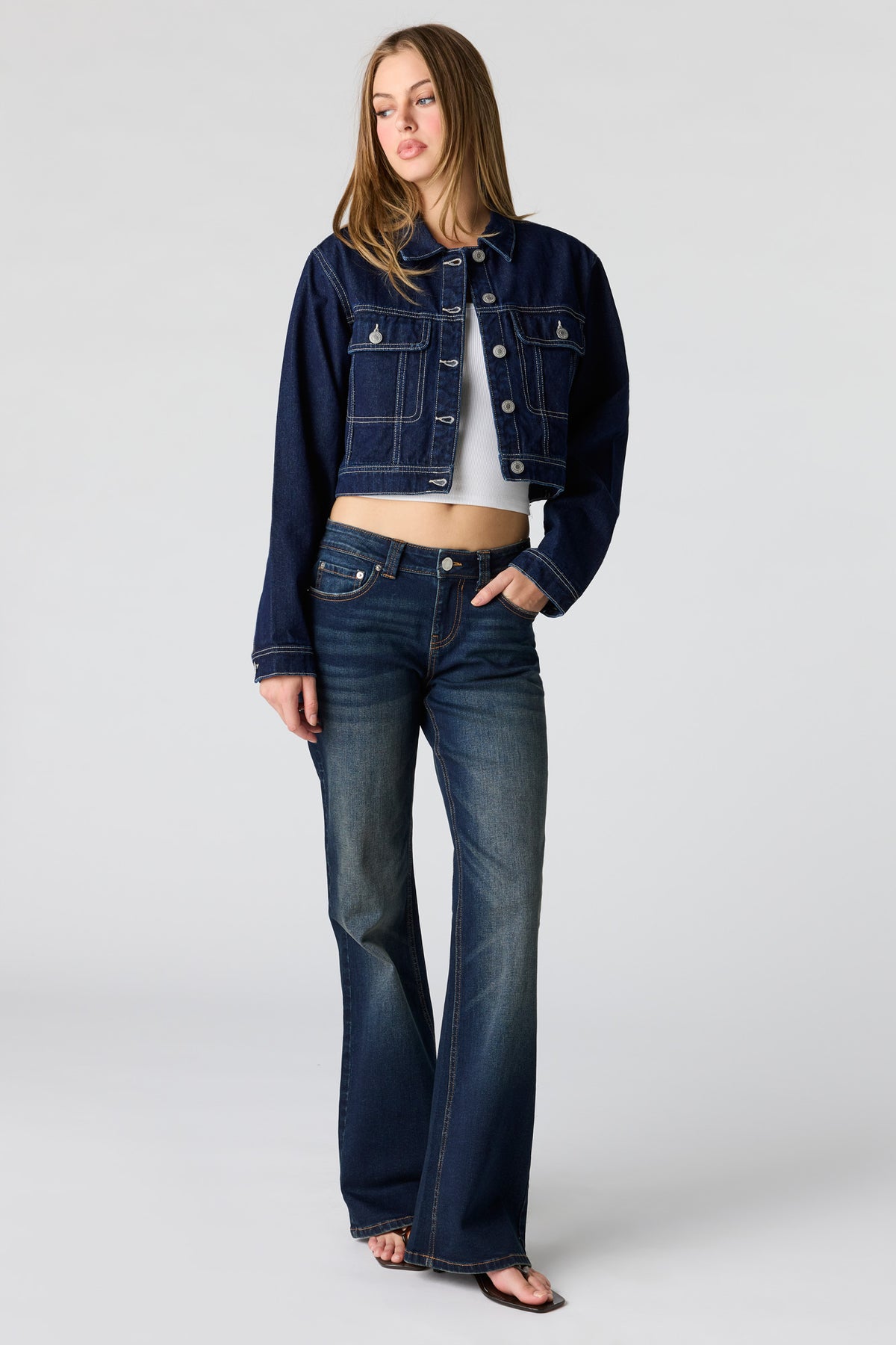 Vue alternative 4. Jean baggy à jambe évasée et taille basse
