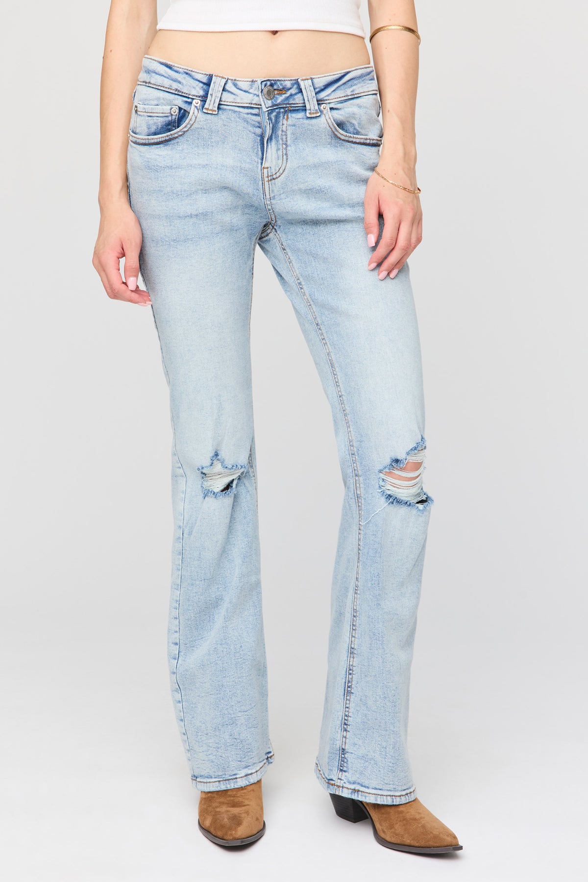 Vue alternative 2. Jean baggy déchiré à jambe évasée