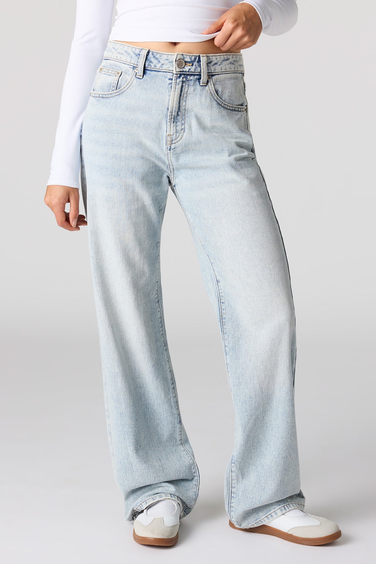 Vue alternative 2. Jean à jambe large et taille haute