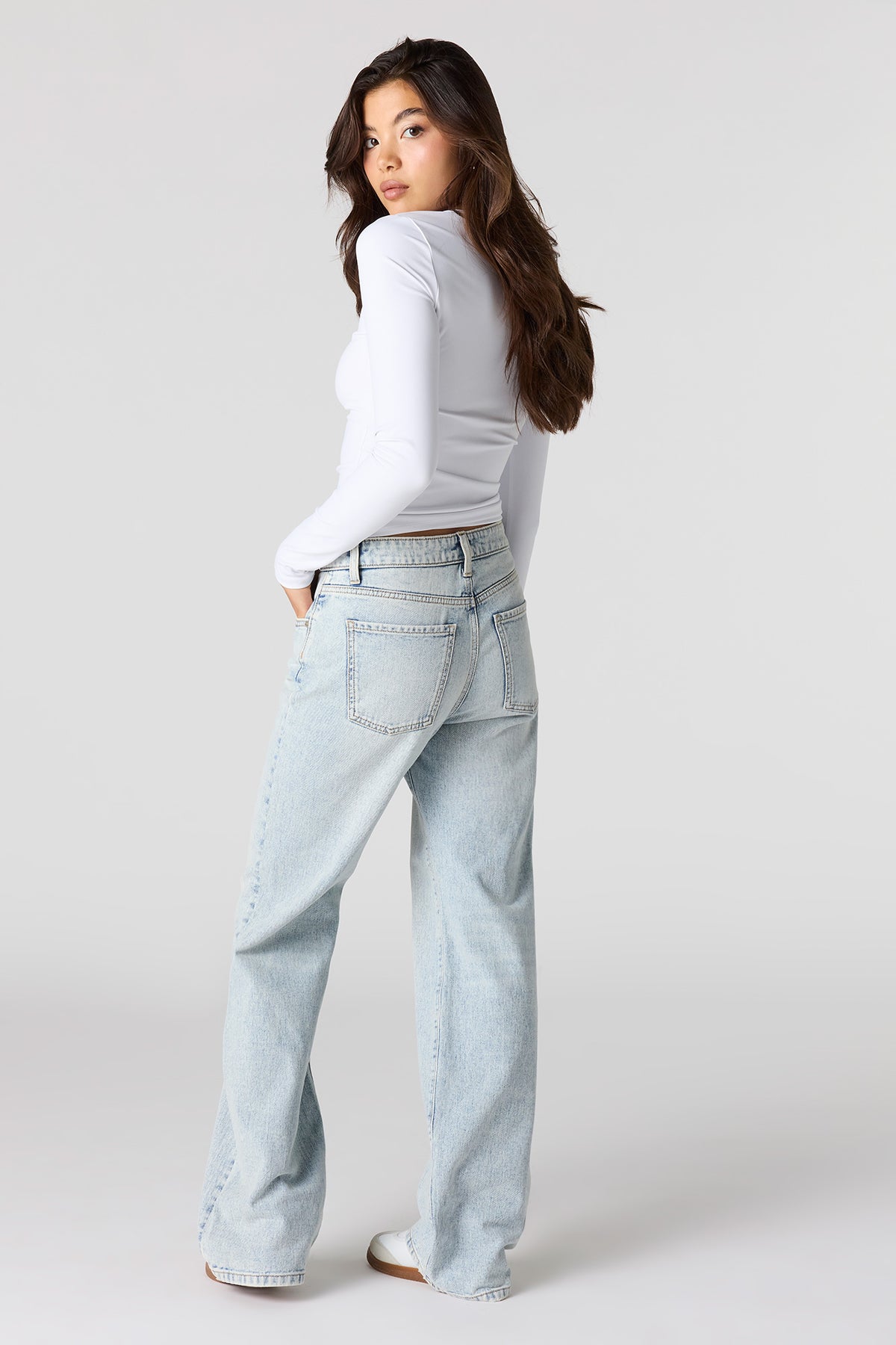 Vue alternative 3. Jean à jambe large et taille haute