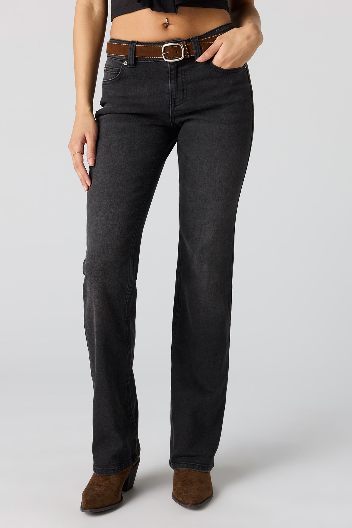 Vue alternative 2. Jean extensible à jambe évasée et taille basse avec ceinture