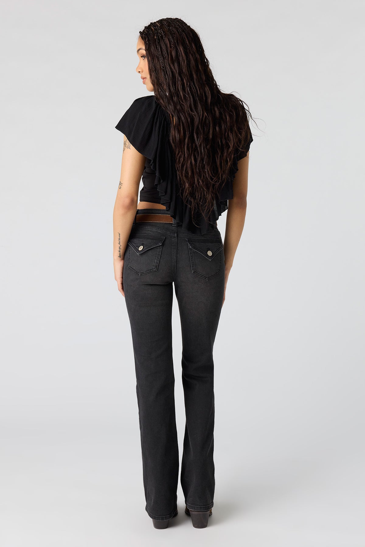 Vue alternative 3. Jean extensible à jambe évasée et taille basse avec ceinture