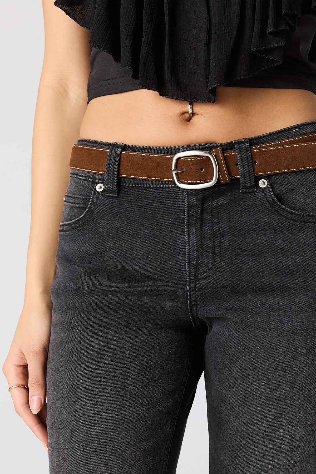 Vue alternative 4. Jean extensible à jambe évasée et taille basse avec ceinture