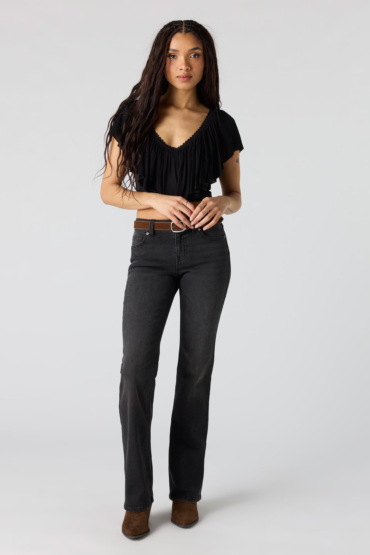 Jean extensible à jambe évasée et taille basse avec ceinture