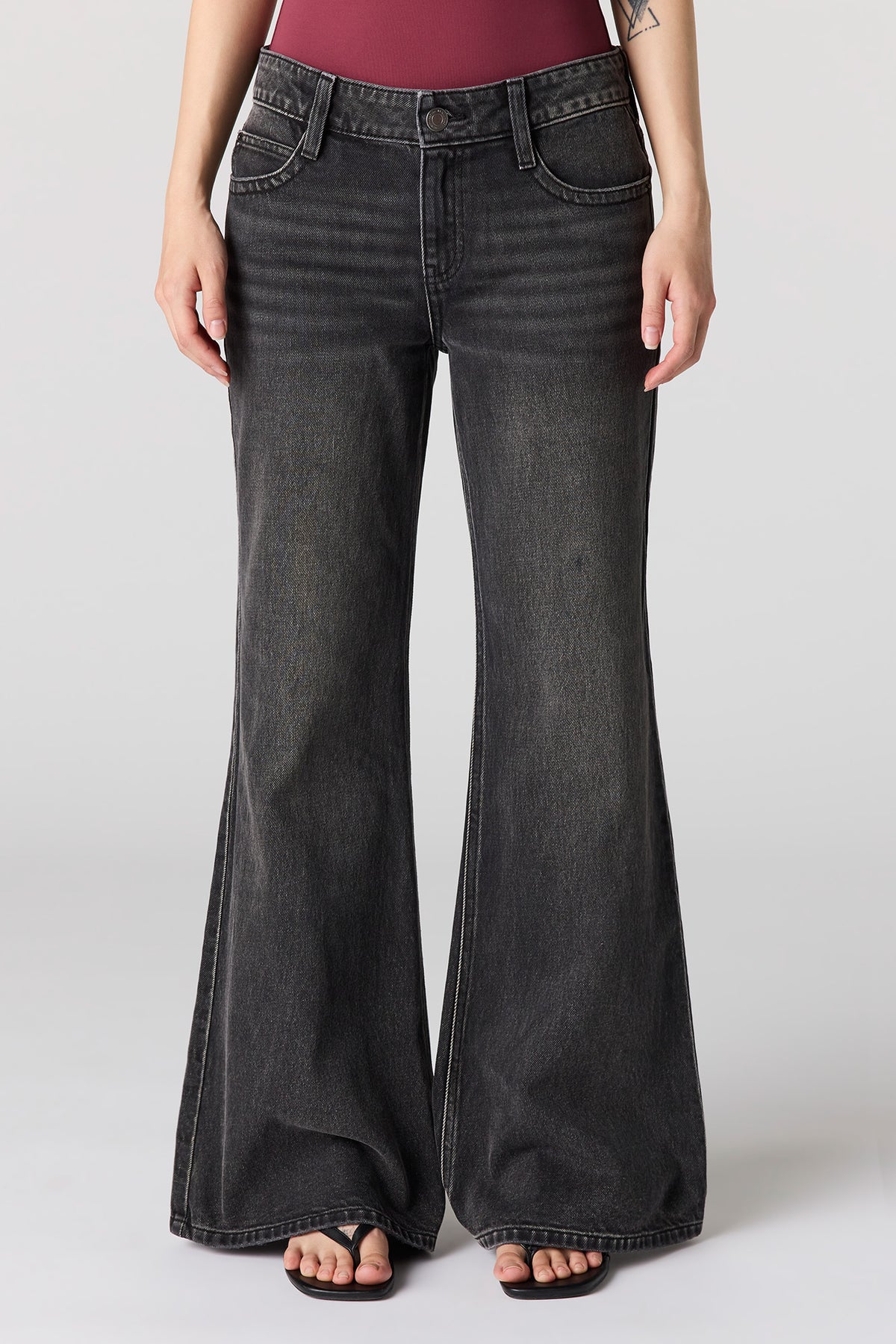 Vue alternative 2. Jean à jambe super évasée et taille basse