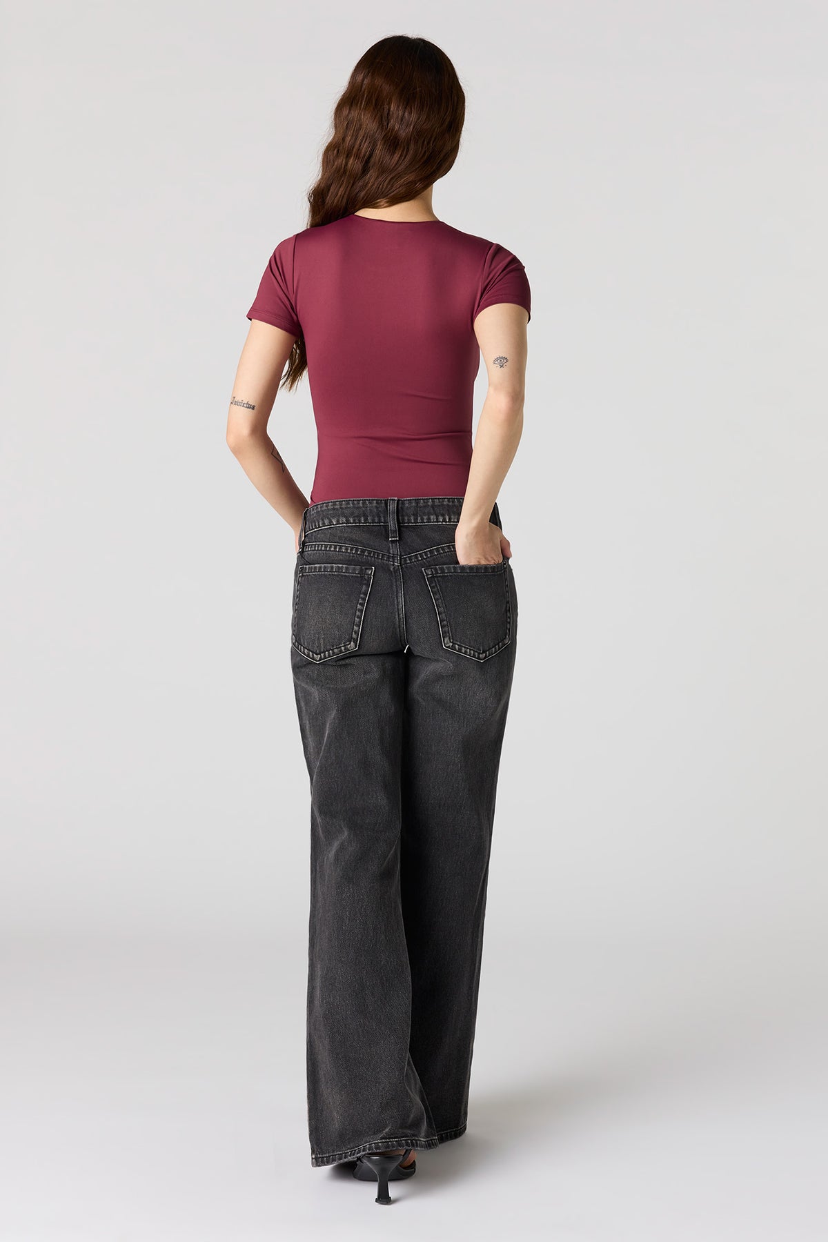 Vue alternative 3. Jean à jambe super évasée et taille basse