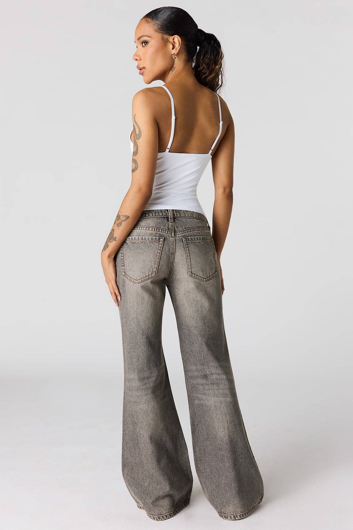 Vue alternative 3. Jean à jambe super évasée et taille basse