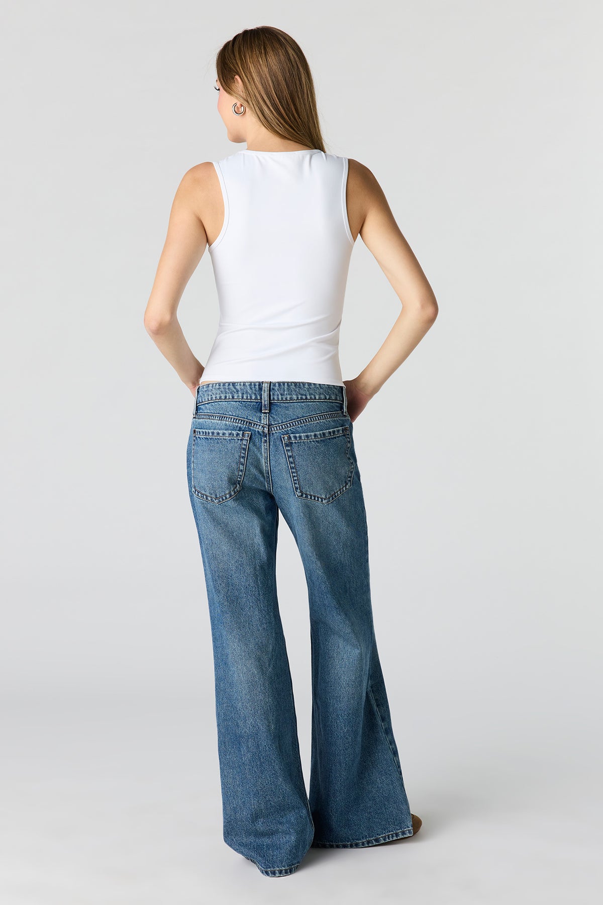 Vue alternative 2. Jean à jambe super évasée et taille basse