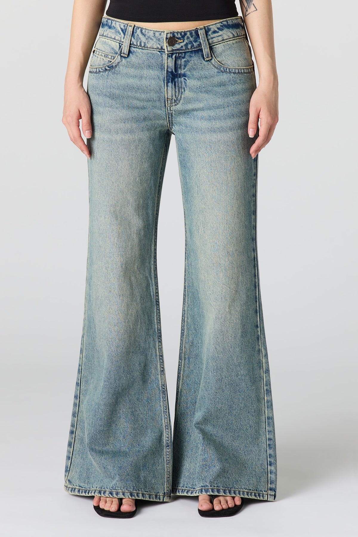 Vue alternative 2. Jean à jambe super évasée et taille basse