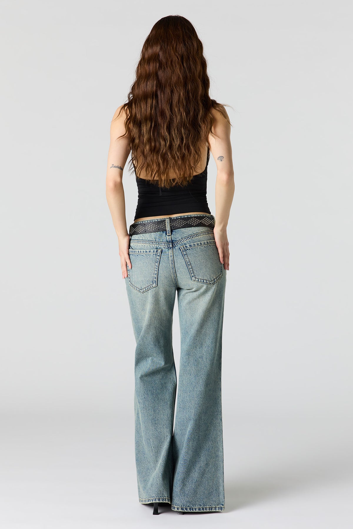 Vue alternative 3. Jean à jambe super évasée et taille basse
