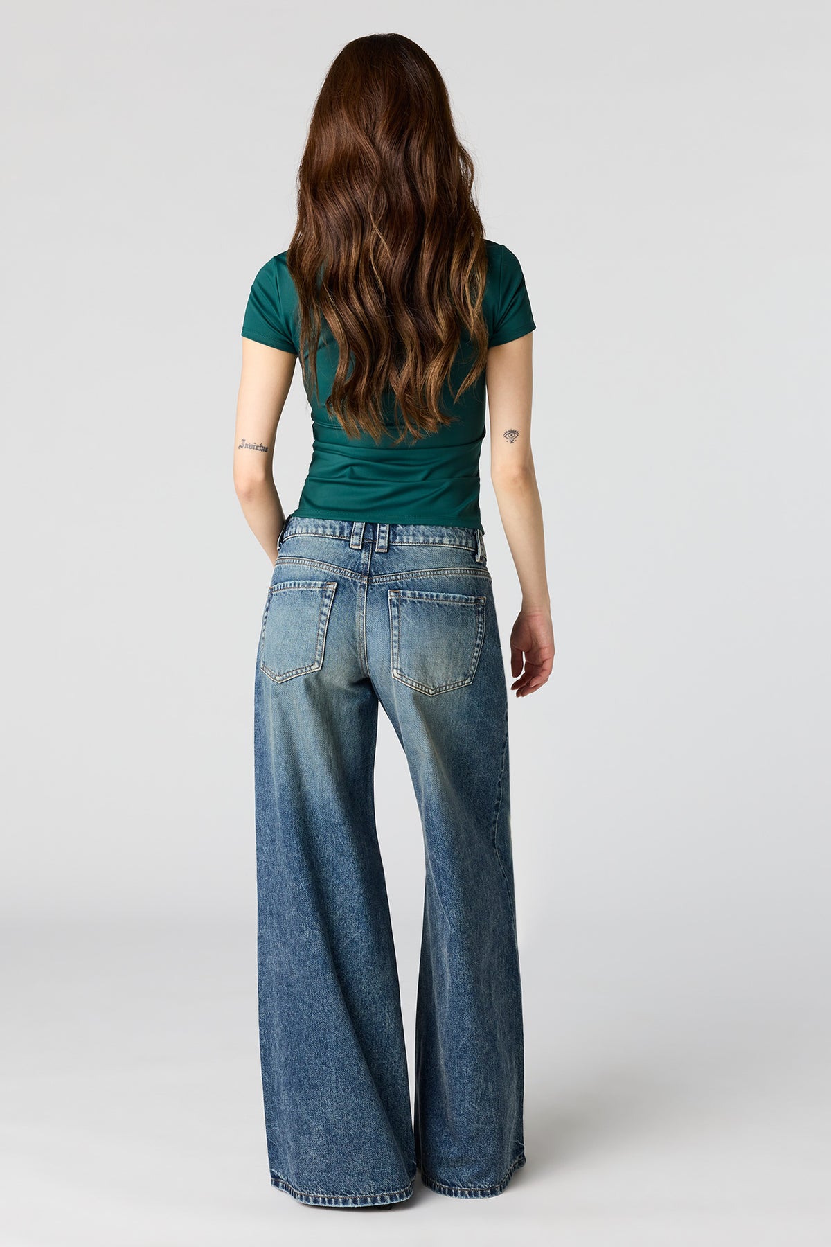 Vue alternative 3. Jean à jambe super large et taille basse