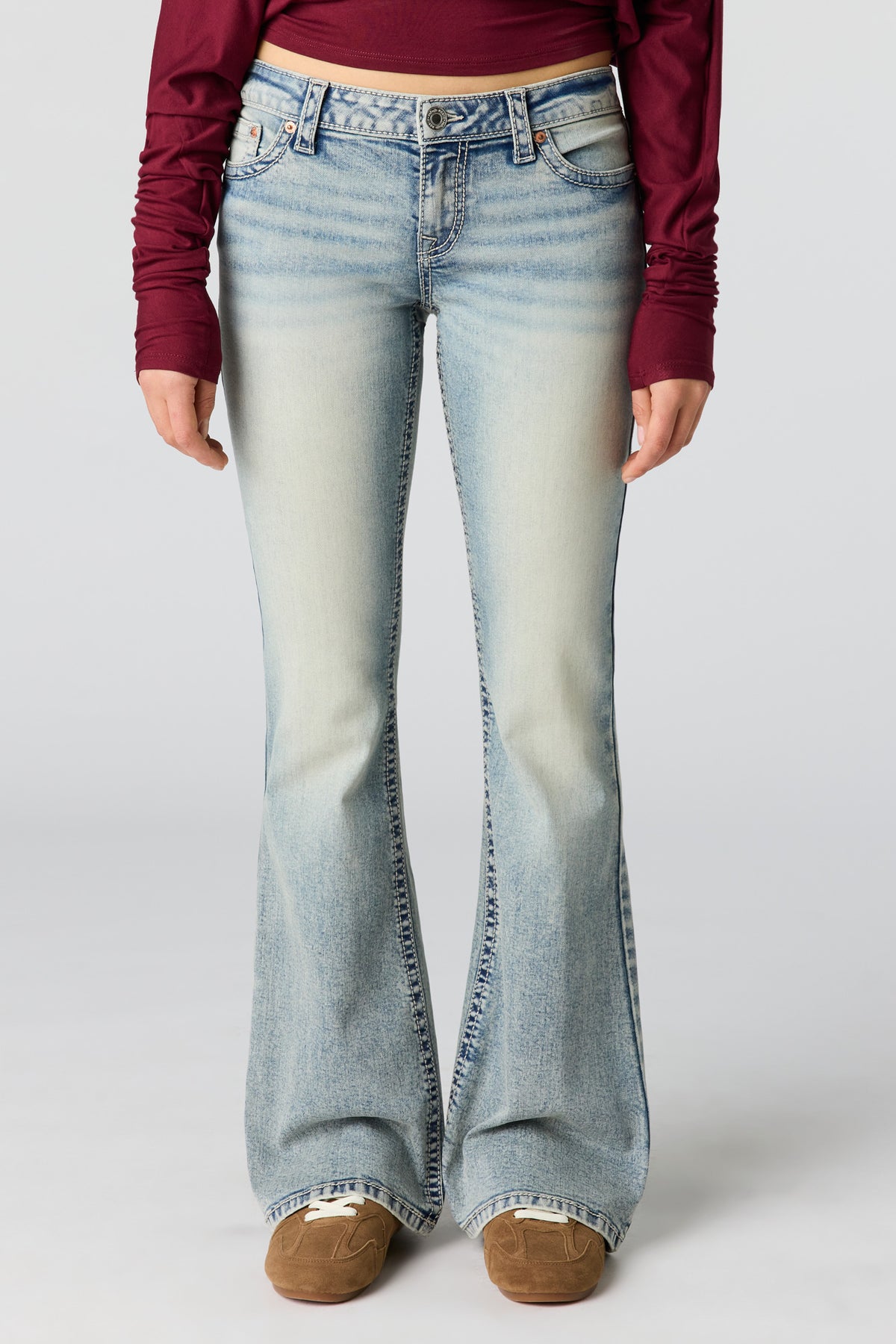 Vue alternative 2. Jean extensible à jambe large et taille basse