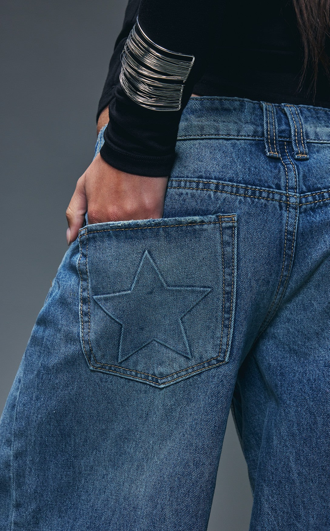 Vue alternative 2. Jean à jambe super large avec motif embossé à taille basse
