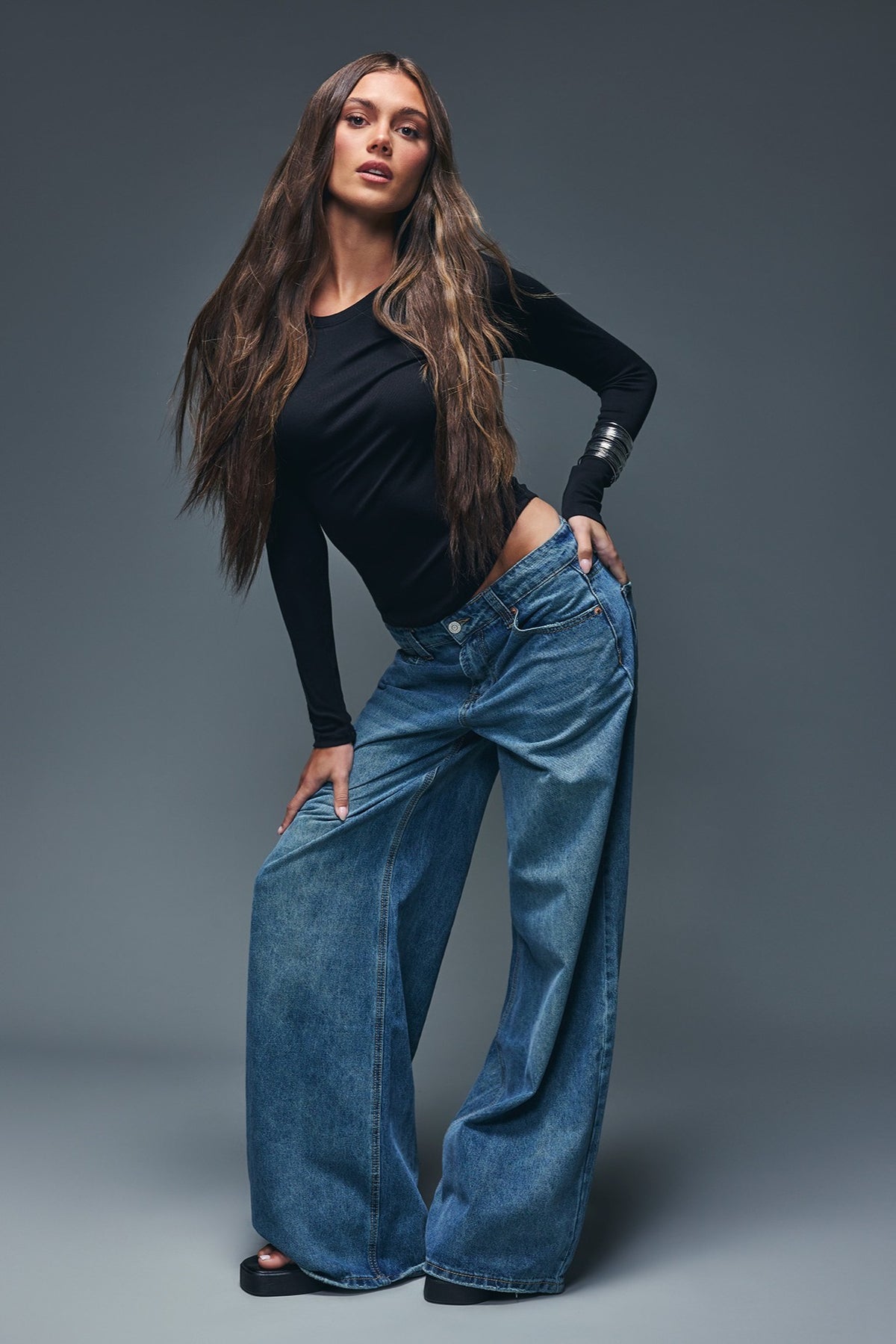 Vue alternative 3. Jean à jambe super large avec motif embossé à taille basse