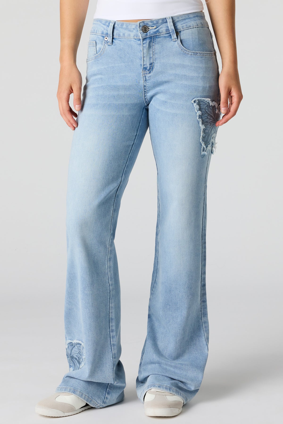 Vue alternative 2. Jean extensible à jambe évasée et taille basse avec papillons