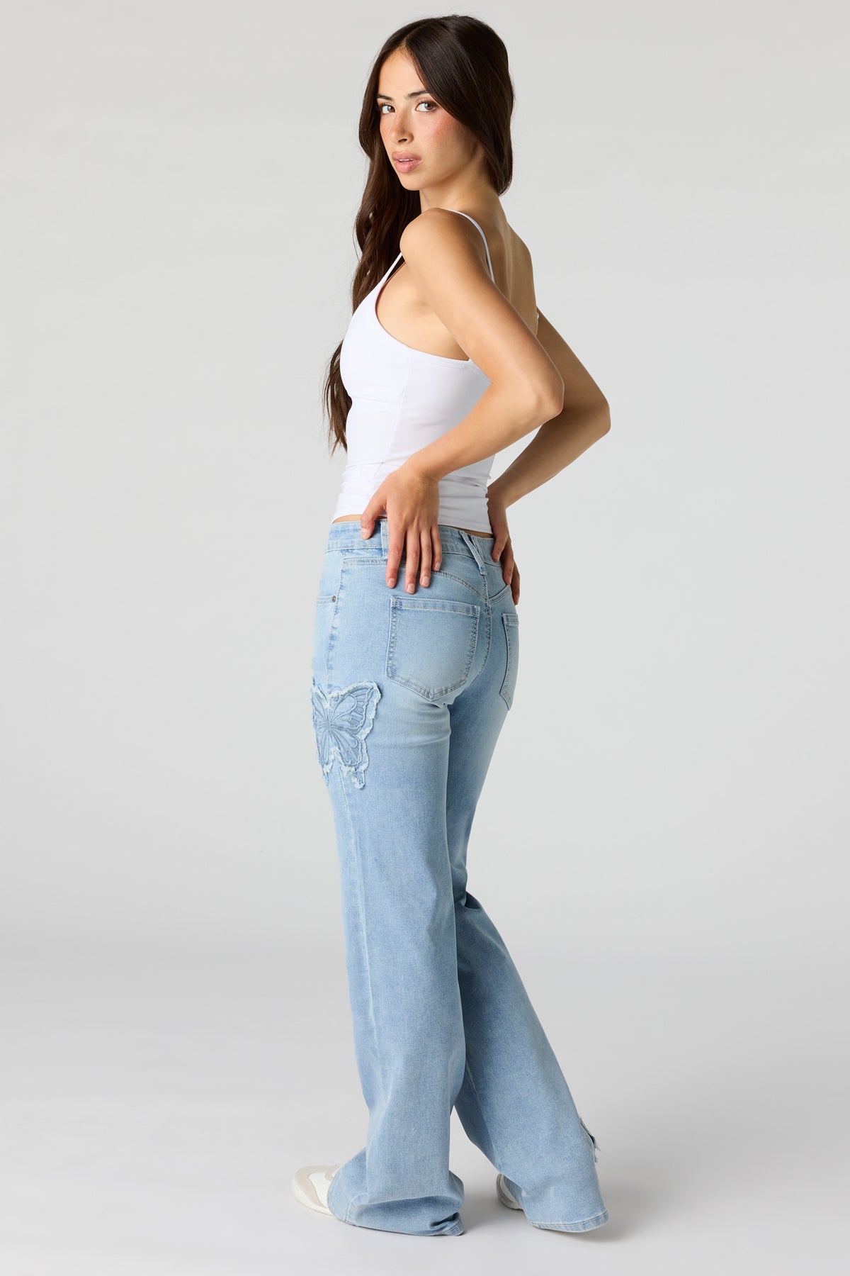 Vue alternative 3. Jean extensible à jambe évasée et taille basse avec papillons
