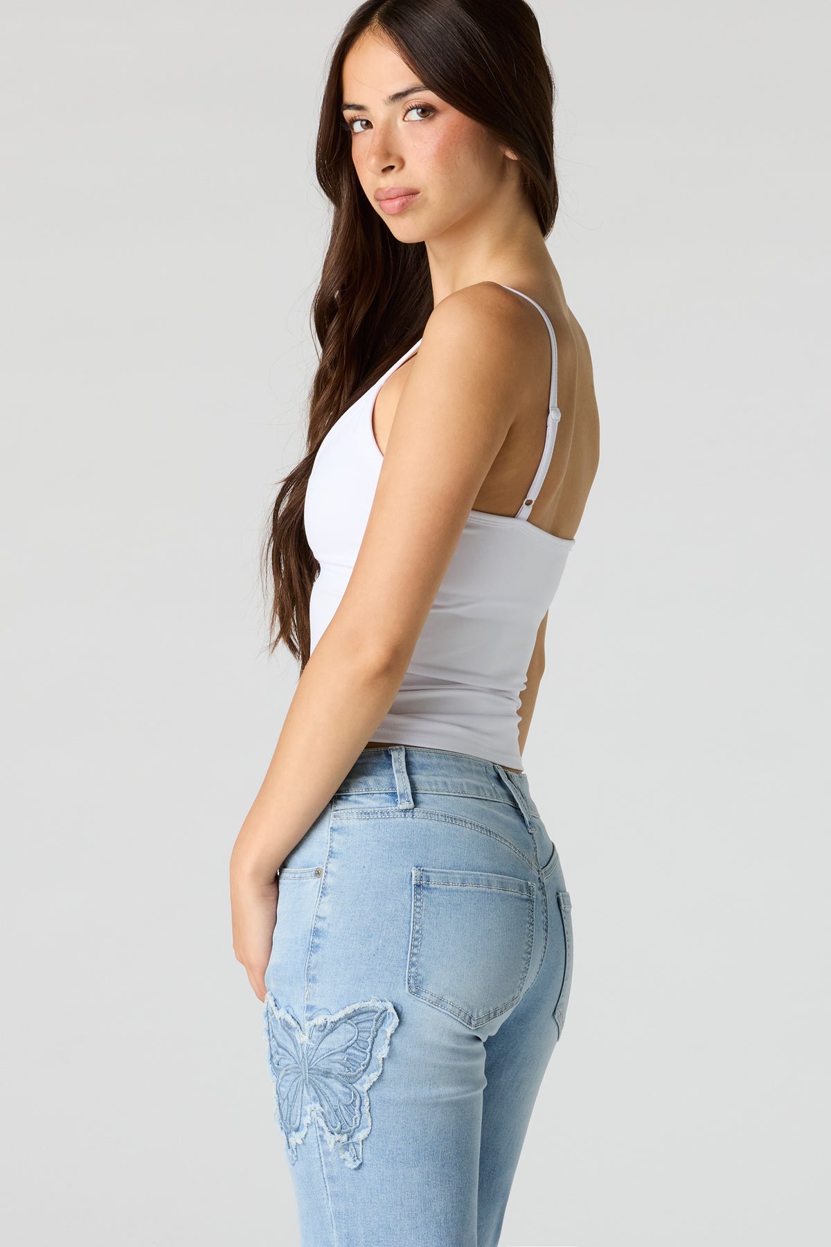 Vue alternative 4. Jean extensible à jambe évasée et taille basse avec papillons